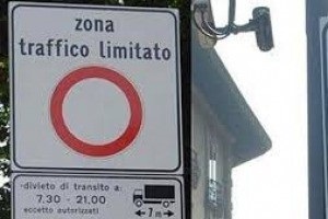 Chiedere il permesso permanente per il transito e la sosta in una area pedonale urbana (APU)
